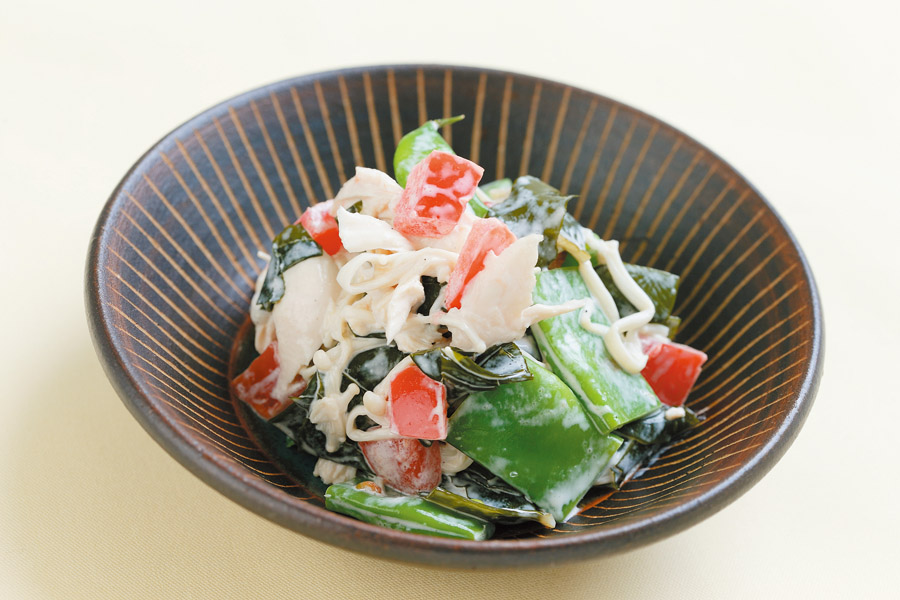 ささみとわかめとトマトのわさマヨあえ