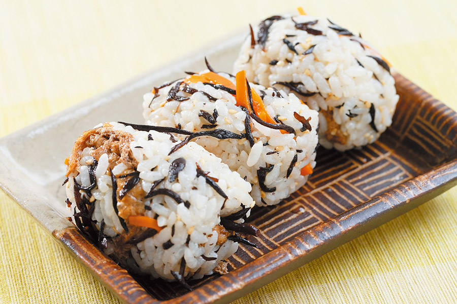 ひじきと油揚げの煮もの入りおにぎり