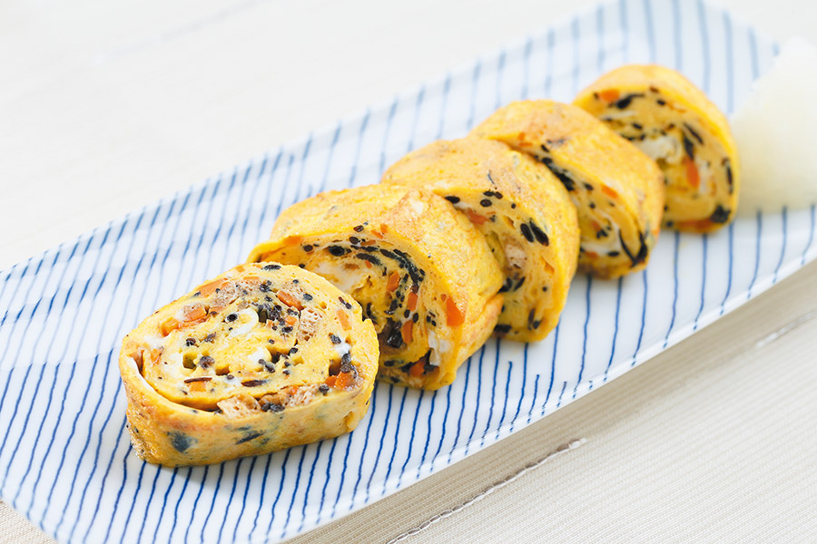 ひじきと油揚げの煮もの入り卵焼き