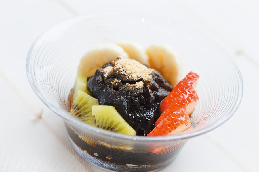 黒砂糖の寒天寄せ フルーツ添え