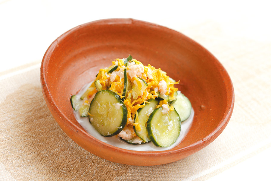 かにと菊の酢のもの