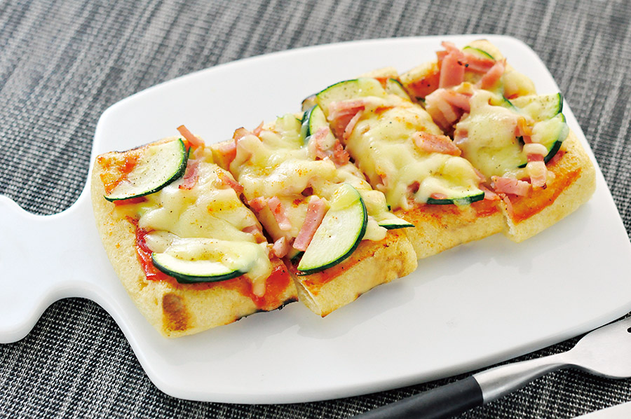 ズッキーニの油揚げピザ
