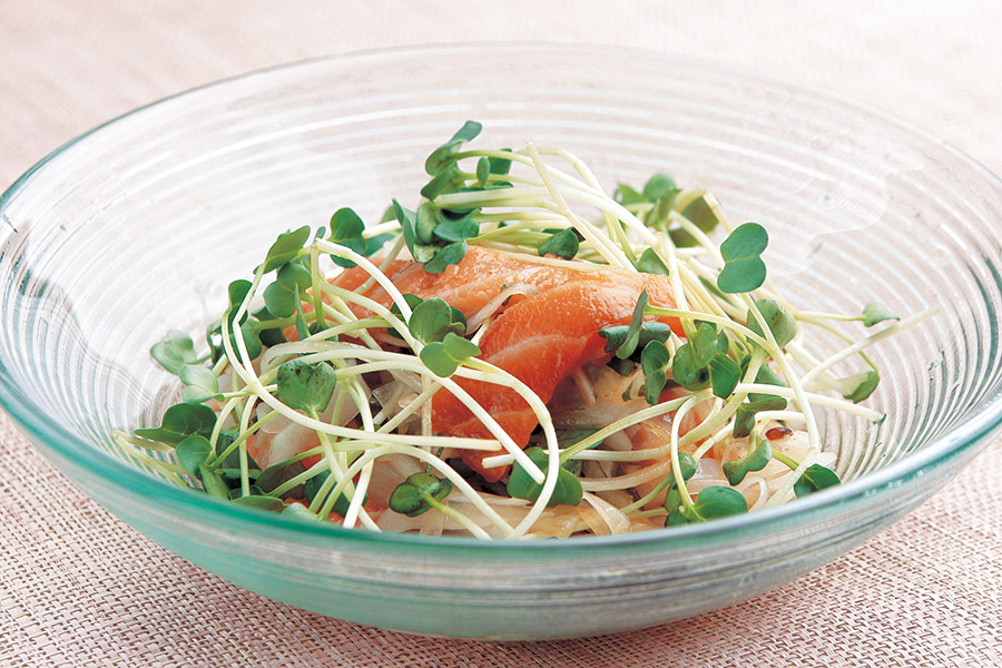 刺身サーモンと大根のサラダ
