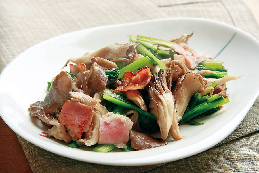 小松菜とまいたけとベーコンの黒こしょう炒め