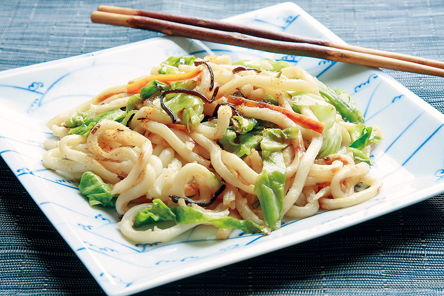 昆布の佃煮とキャベツの焼きうどん