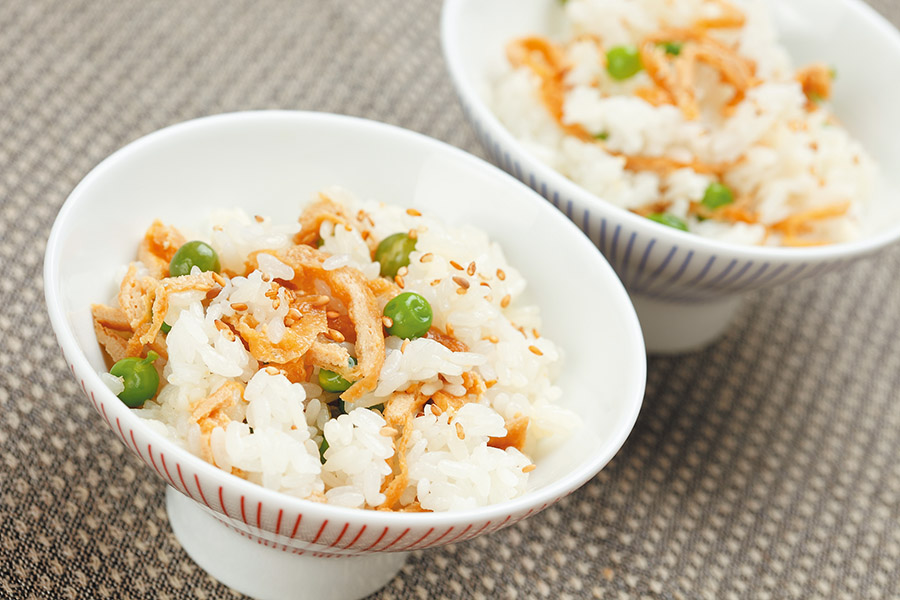 油揚げとグリーンピースの混ぜご飯
