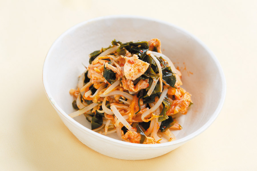 蒸し鶏ともやしのキムチあえ