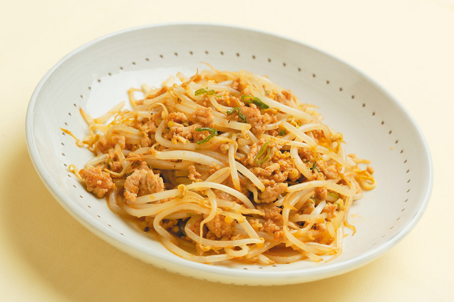 鶏ひき肉ともやしのピリ辛炒め