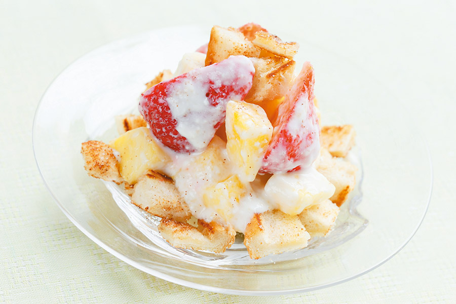 シナモントーストフルーツヨーグルトがけ