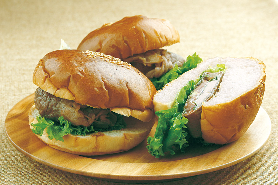 トマトとクリームチーズの牛肉巻きバーガー