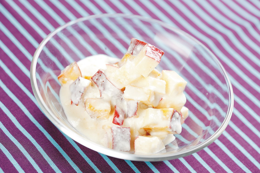 揚げさつまいもとりんごのヨーグルトあえ