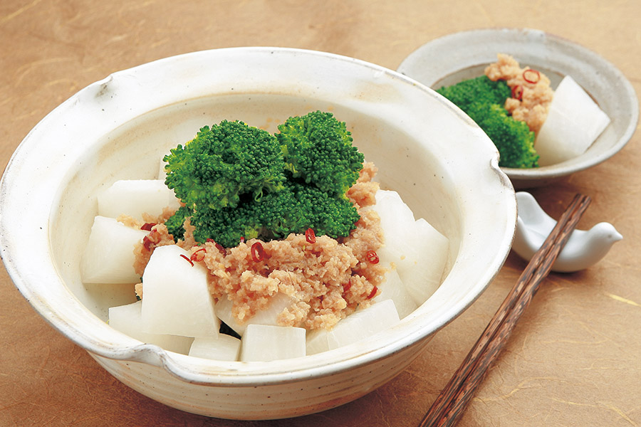 ゆで大根とブロッコリーの鶏味噌