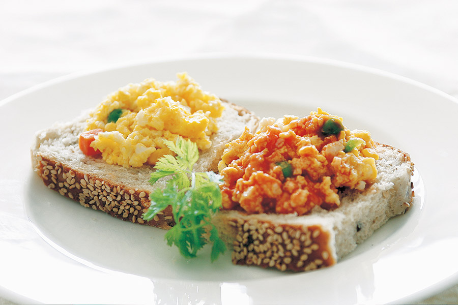 スクランブルエッグのオープンサンド