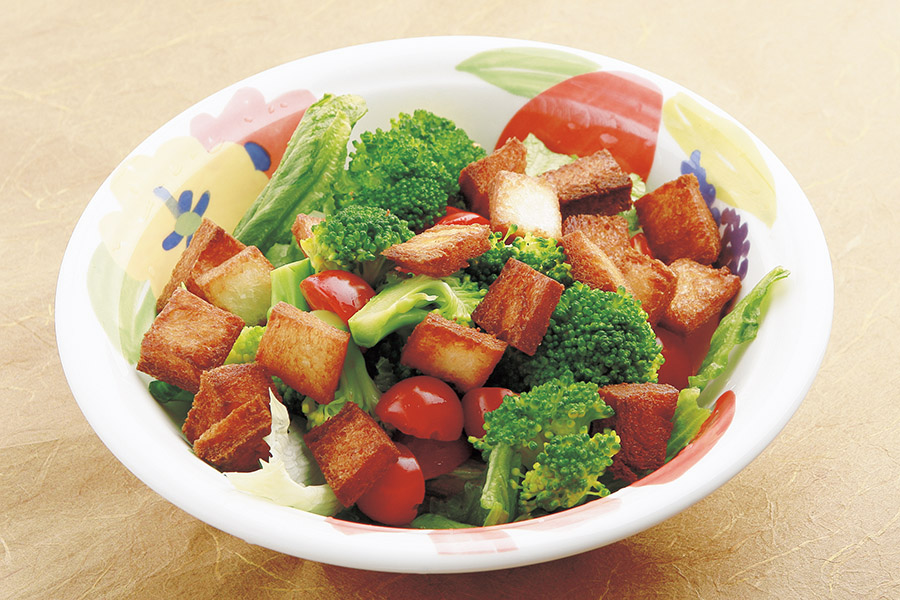 トマトとブロッコリーとクルトンのサラダ