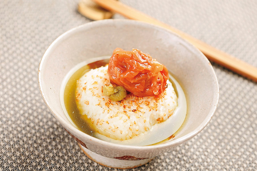 焼きおにぎりの梅茶漬け