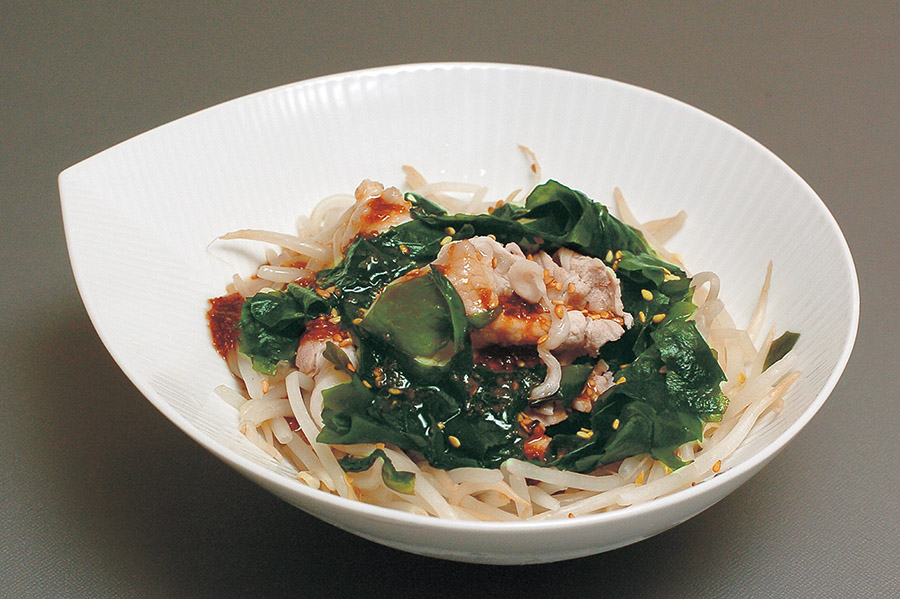 豚肉ともやしのスタミナソースがけ