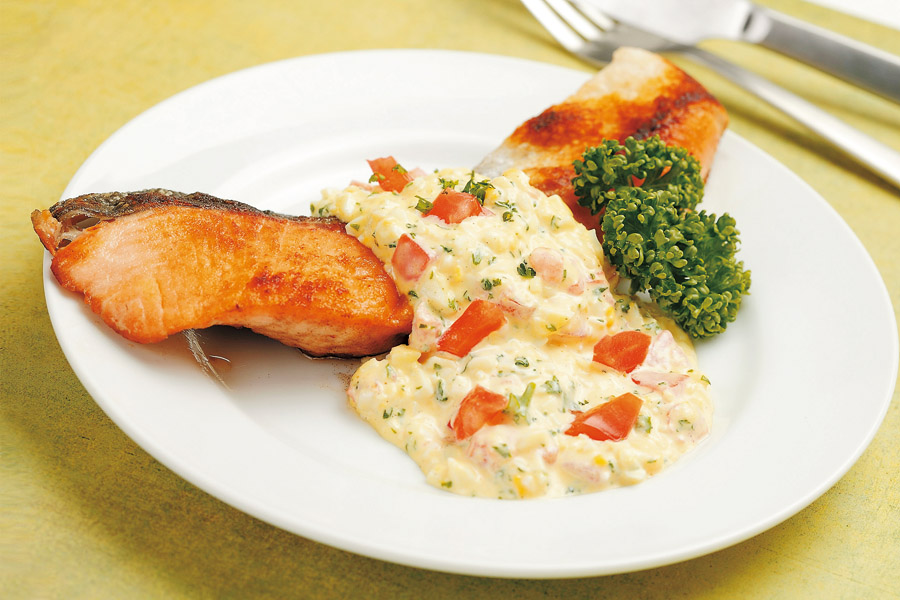 鮭のムニエルトマトタルタルソース添え