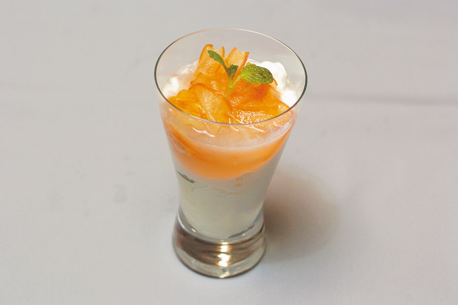 ヨーグルトのりんごジャム添え