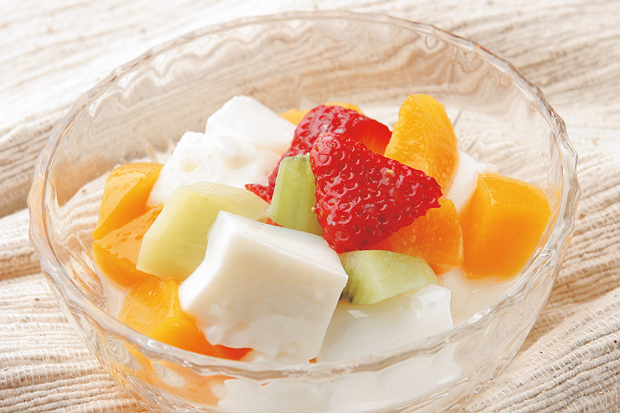 牛乳かんのフルーツ添え