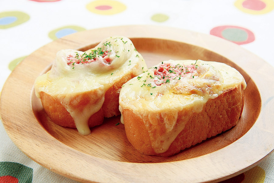 コンビーフとチーズのせトースト