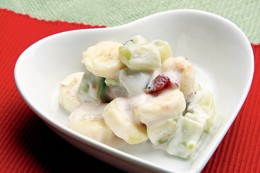 バナナとキウイのいちごジャムソースあえ