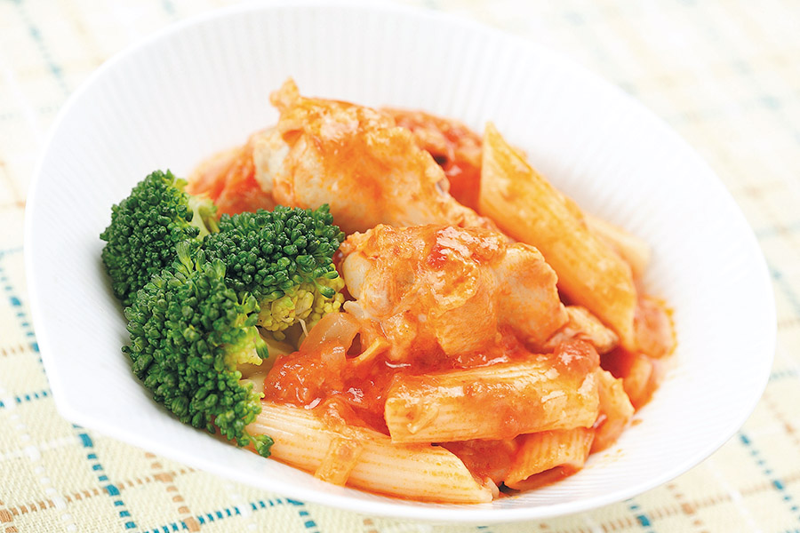 鶏手羽元とペンネのトマト煮込み