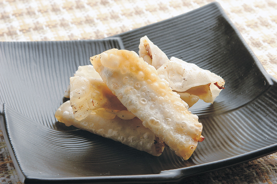長いもとひき肉の餃子の皮の包み揚げ