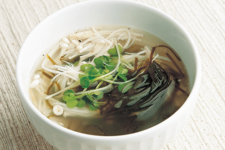 切り昆布とエノキの中華スープ