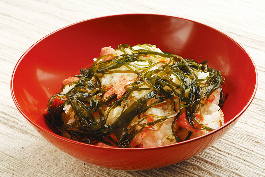 サラダ昆布と鮭と佃煮のおこわ