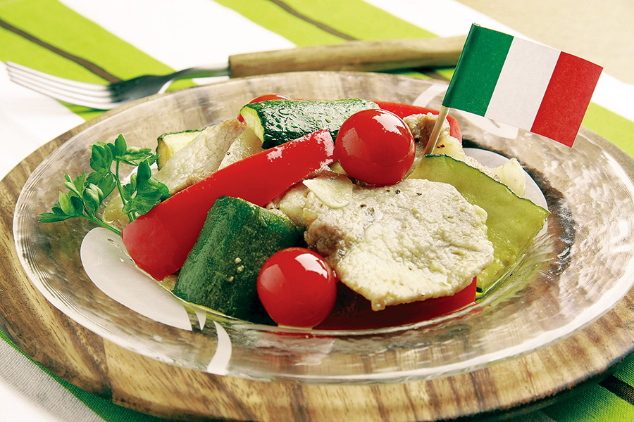 豚肉に含まれるビタミンB1が疲労を回復させてくれ、ズッキーニやパプリカ、ミニトマトに含まれるビタミンA・Cが皮膚や粘膜を丈夫にしてお肌の健康を守ってくれると言われています。にんにく風味のドレッシングが美味しいイタリアンサラダです。