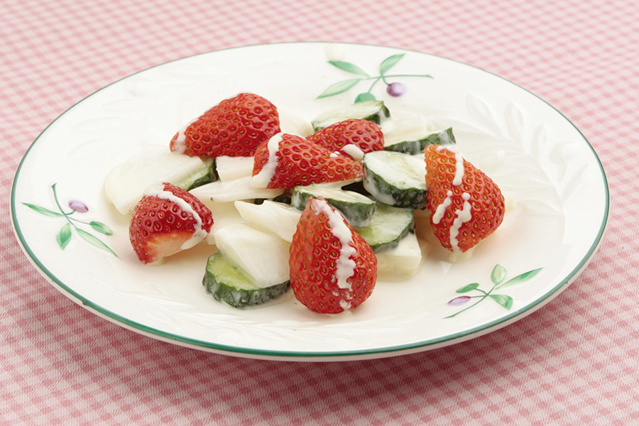 いちごのヨーグルトサラダ
