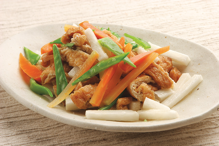 小揚げのうまいつゆ煮と根野菜のサラダ