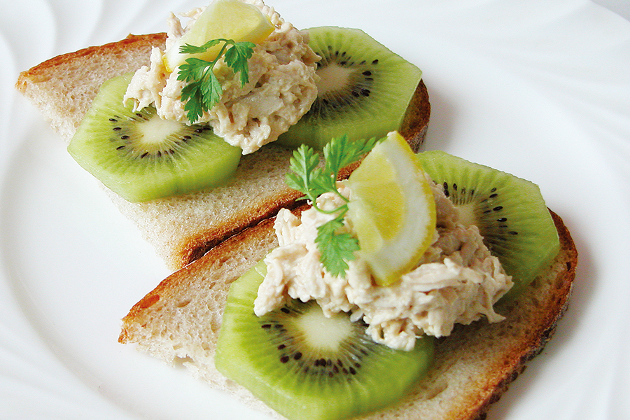キウイと蒸し鶏のライ麦サンド