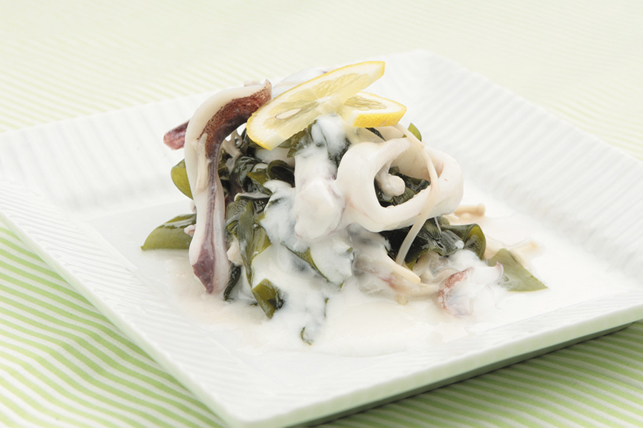 いかとわかめのヨーグルトドレッシングサラダ