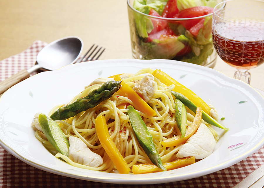 鶏ささみとアスパラのガーリック＆バルサミコ酢ソースパスタ