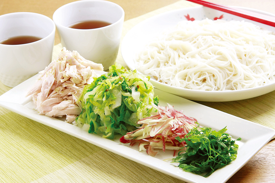 梅こんぶ茶風味蒸し鶏のご馳走そうめん