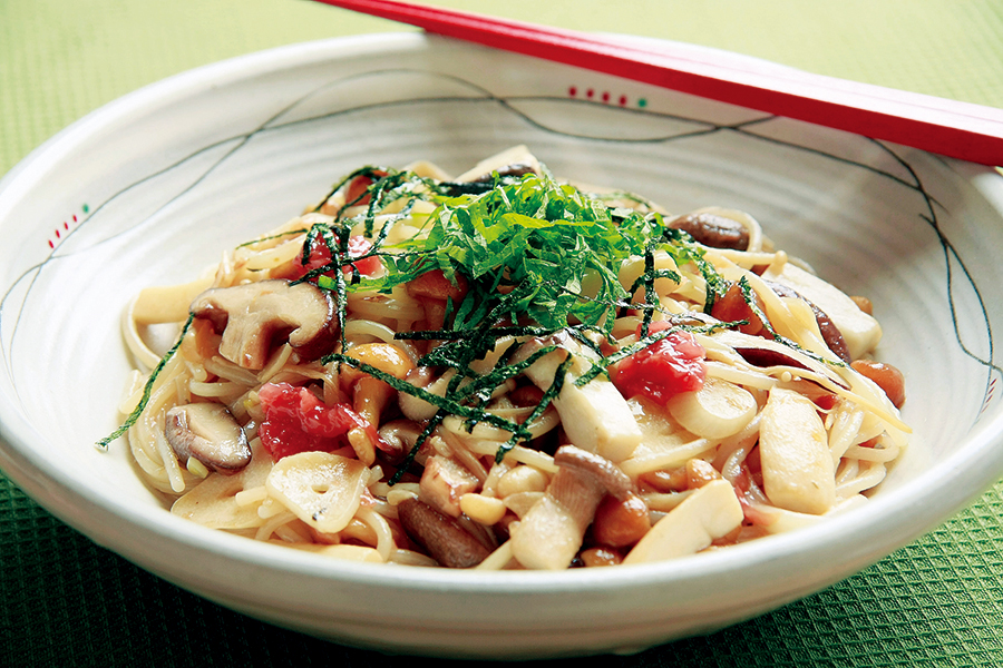 梅と色々キノコの和風パスタ