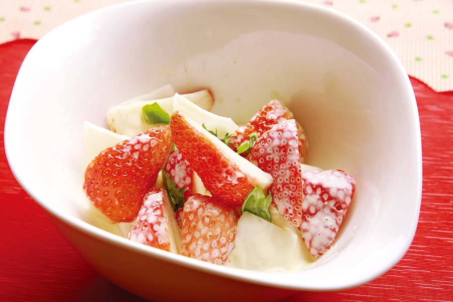 いちごとかぶのヨーグルトサラダ