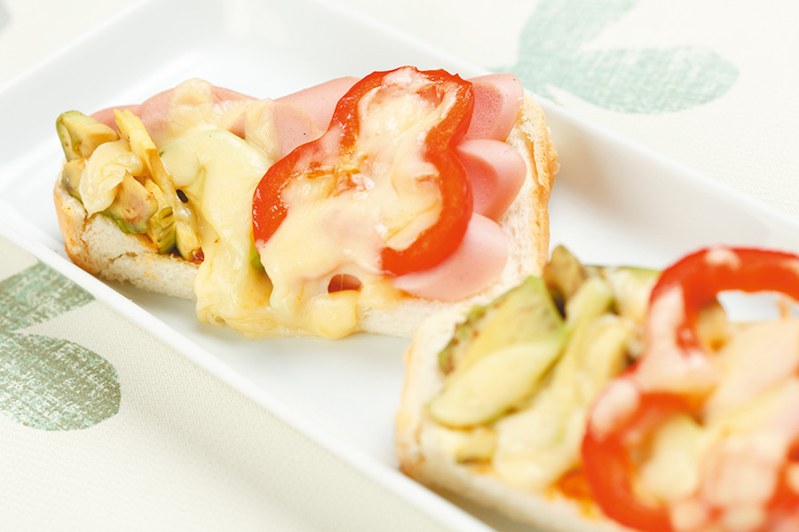 アボカドとソーセージのピザパン