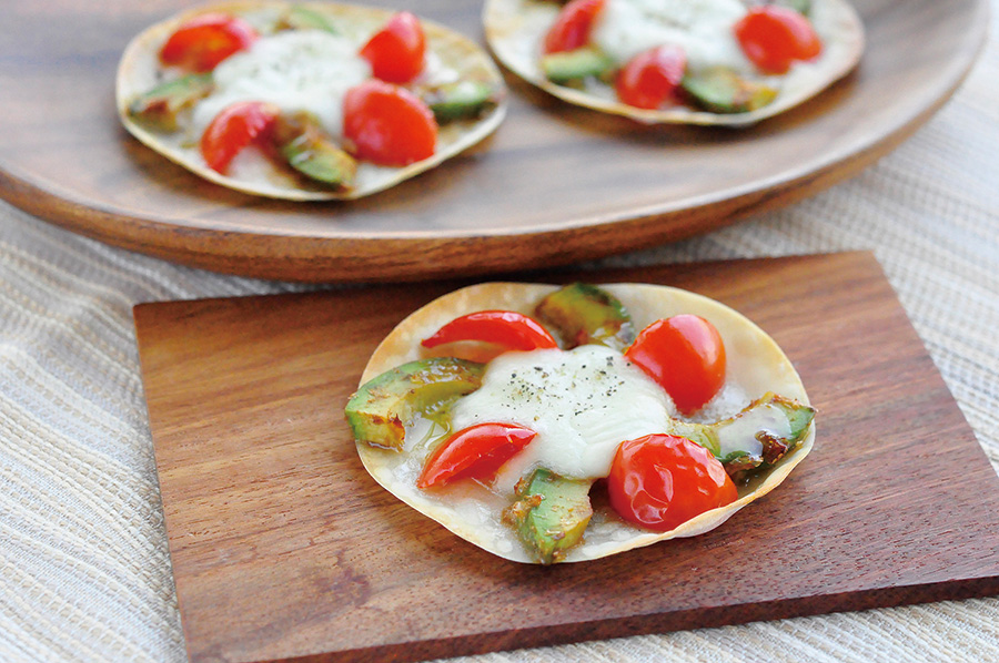 モッツァレラチーズとアボカドのミニピザ