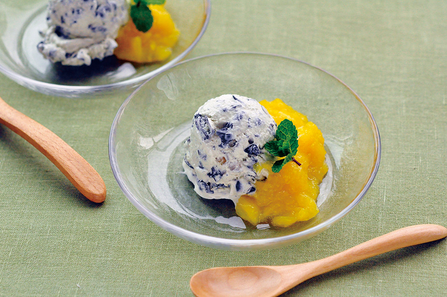 黒大豆アイス マンゴーソースがけ